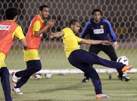 فعلى ستاد القاهرة الدولي يحل فريق االنتاج احلربي ضيفا على االهلي في مباراة يخوضها الفريق املضيف حتت شعار اكون او ال اكون وال صوت يعلو فوق نقاطها الثالث ليعتلي الشياطني احلمر قمة الدوري للمرة األولى