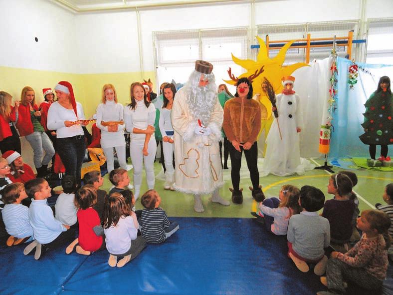 Tam je bil tudi velik glinen lonec, v katerega smo lahko sosedje vrgli listke z æeljami za naπo sosesko. Upamo, da se uresniëijo, saj so bili na lonec navezani glinasti pujski z napisom sreëno«.