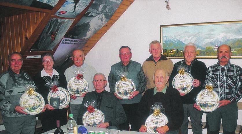 V Druπtvu upokojencev Kamnik Nadvse æivahen december sreëanje bisernih in zlatih zakonskih parov, priznanja jubilantom in prazniëni koncert NA I JUBILANTI 11 Mesec december je bil za druπtvo zelo