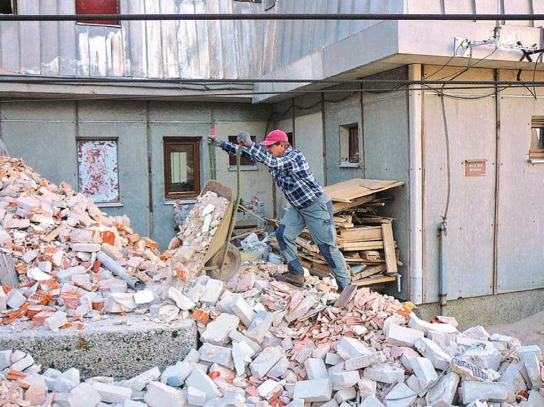 V pritliëju bo urejena garderoba suπilnica in ustrezne sanitarije, v prvem nadstropju bodo s prenovo pridobili tri sobe s toaletnimi prostori in tuπem in πe nekaj drugih sprememb bo.