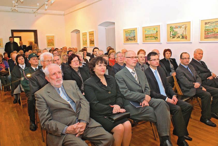 ObËina Kamnik je takoj po zakljuëku dela komisij za ocenjevanje πkode in geoloπkih preiskavah, priëela z nujnimi sanacijami cest, plazov, mostov in vodovodov.