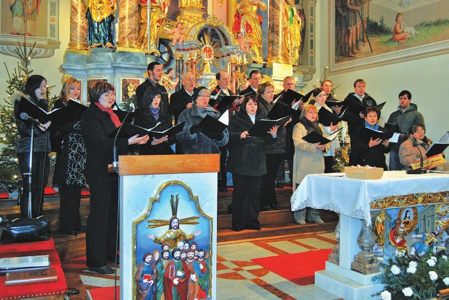 desni) in Uroπa Poljanπka, ki jima je godbenica Ema ZabriË na tokratnem koncertu simboliëno pripela rdeëa nageljëka.