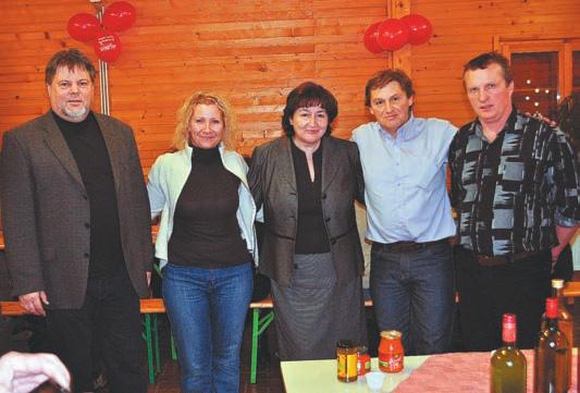 Poslanci naj bi po Ustavi RS delovali neodvisno od kakrπnihkoli navodil, torej tudi neodvisno od navodil politiënih strank in le v dobro vseh prebivalcev Slovenije.