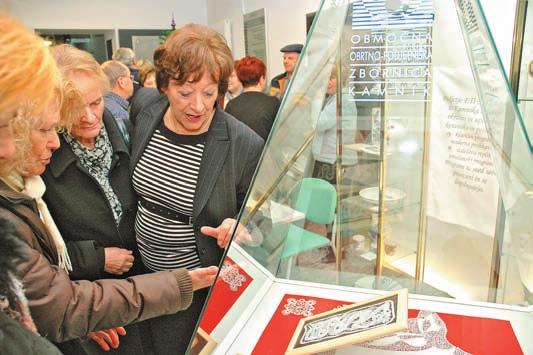 Mladinski pevski zbor Glasbene πole Kamnik z mentorico prof. Ano Smrtnik. tudi organizacijske niti prijetnega glasbenega dogodka.