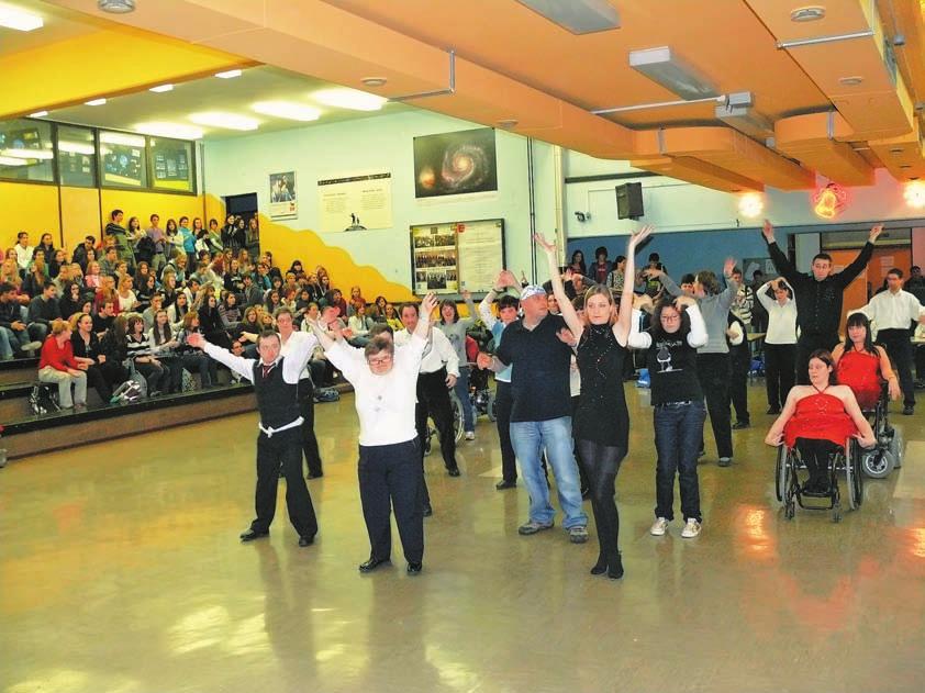 med boæiënimi prazniki in se s tem predstavili tudi πirπi lokalni skupnosti. Seveda ni manjkal niti Dedek Mraz, kar je πe posebej razveselilo najmlajπe gledalce.