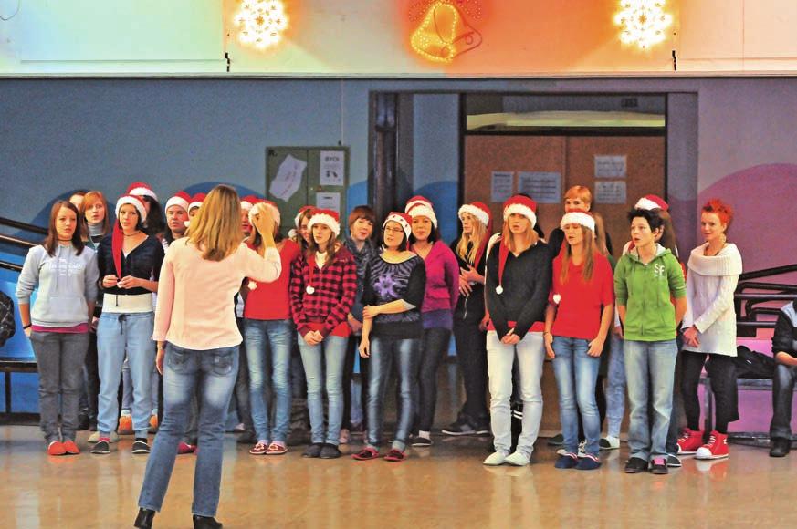 Naslednja predstava z obdarovanjem je bila namenjena otrokom zaposlenih na CRM. Obilica daril je kar malce utrudila naπega starega, dobrega Dedka Mraza.