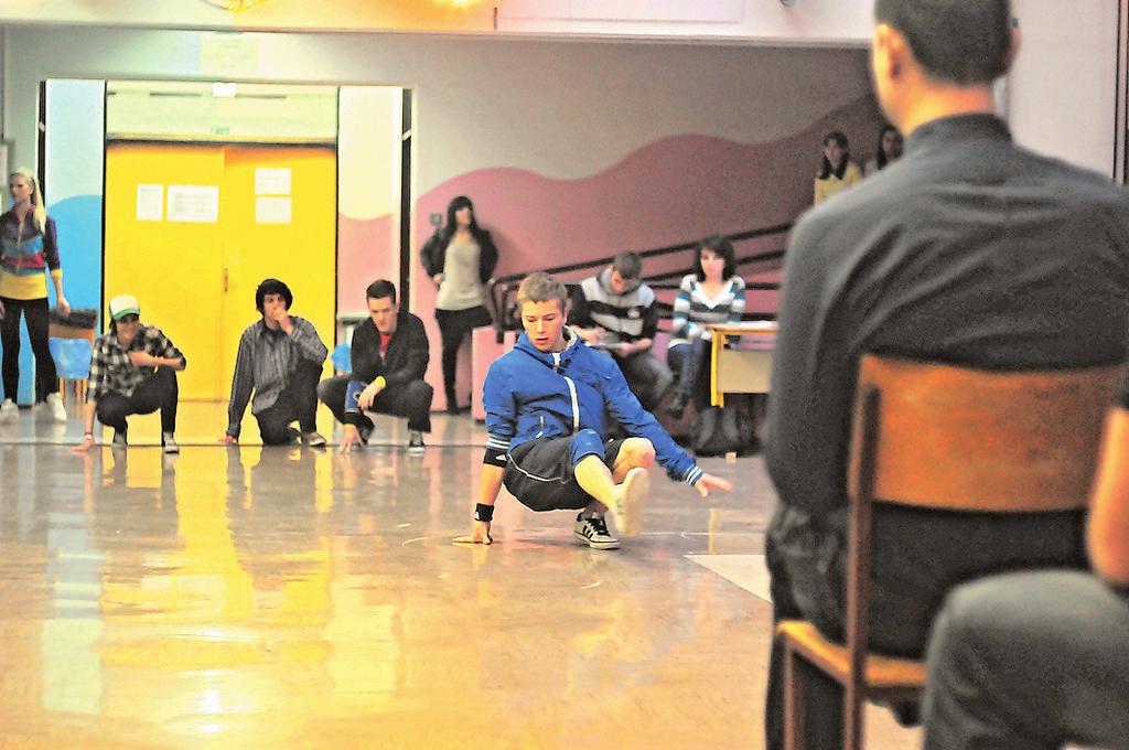 in profesorje, ki so skupaj z nastopajoëimi ustvarili izjemno sproπëeno in vzpodbudno vzduπje ter z dolgim aplavzom nagradili trud celotne ustvarjalne ekipe.