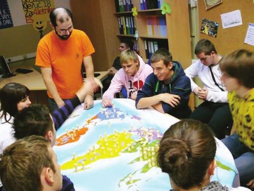 decembra, se je v olskem centru Rudolfa Maistra odvijalo nekaj boæiënega. Mnoæica zbranih ljudi, nekaj zaëudenih glav, veëina profesorjev in pa peπëica glasbenikov ter plesalcev.