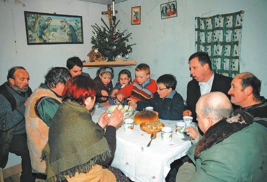 pravo predstavo o pripravah na sveti veëer in o praznovanju svetega veëera v idiliënem kmeëkem okolju, kot je bil nekoë, ob soæitju treh generacij.