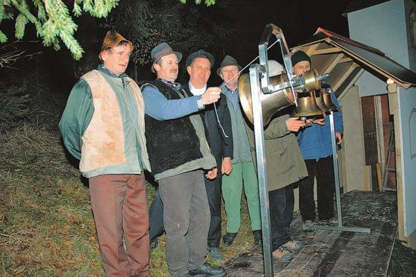 druæine, v hiπi je zadiπalo po potici in kadilu, otroci so izdelovali jaslice, ob cerkvici na hribëku so zapeli pravi zvonovi.