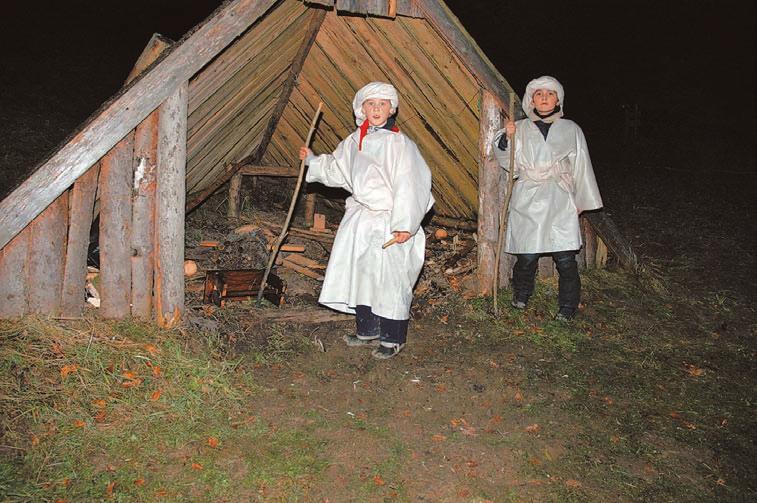 Zgodba se je preselila v Betlehem, ki je oæivel v soju bakel in vrveæu pastirjev, hlapcev in konjenikov, ob vrsti dogodkov - od popisa prebivalstva do rojstva boæjega deteta in poklona svetih treh