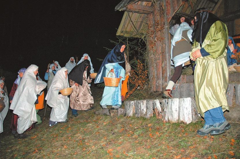 V prireditvi, ki se je odvijala na πirokem prizoriπëu, je sodelovalo okoli sto ljudi - Ëlani TuristiËnega druπtva Tuhinjska dolina, Kulturno-umetniπkega druπtva Srednja vas, konjerejci iz Tuhinja in