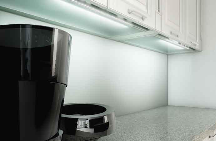 Luce naturale e artificiale si intrecciano. La sorgente led integrata nel fianco si rifrange nel ripiano in vetro di serie sui vani con ante a vetro.