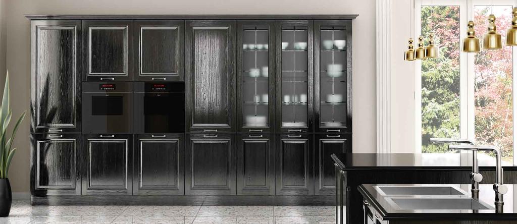 Acciaio lucido, vetro inciso, materiali di pregio ed eleganza, senza tempo. Glossy steel, incised glass, materials of high quality and elegance, without time.