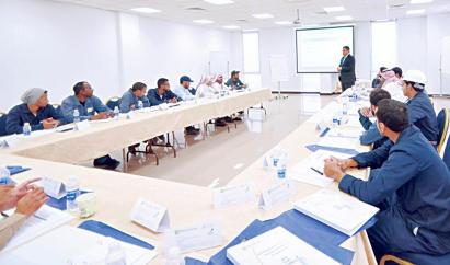 «التنمية الذاتية من خالل المواقف اإليجابية» في مقر الشركة ببريدة.