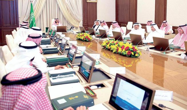 غير العمليات فهذا اإلشعار المستمر بنقصك وسمنتك يحث الكثير من النساء على أنظمة غذائية سيئة أو التقليل المفرط من األكل وال عجب فحتى عارضات األزياء والمشهورات ال يسلمن من ذلك فعندما تأتي العارضة الجميلة