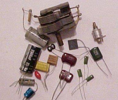 6... ТЕОРИЈСКА ОСНОВА Посматра се идеални кондензатор прикључен на простопериодичан напон. Идеални кондензатор је кондензатор који је окарактерисан само својом капацитивношћу C.