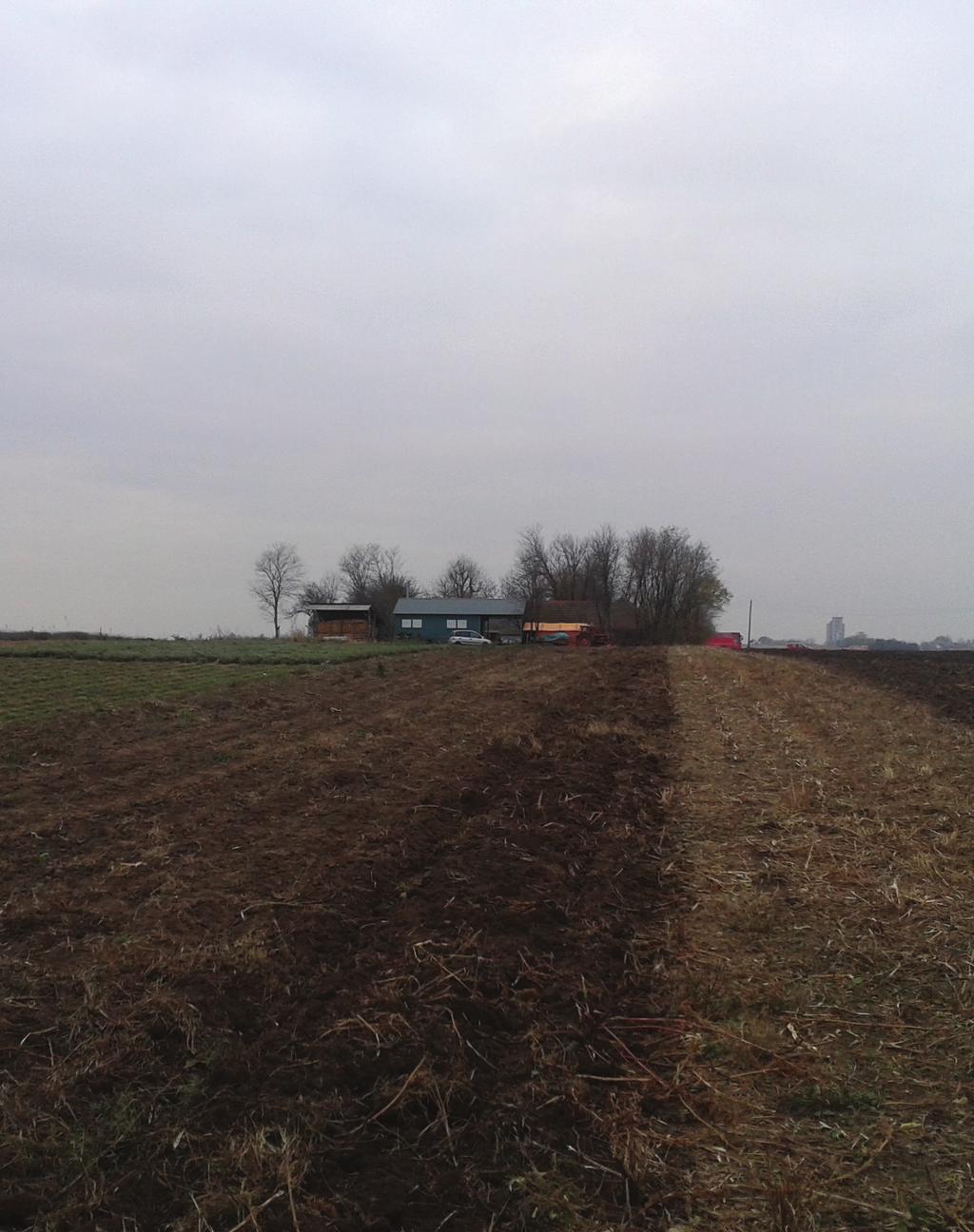 4. ZEMLJŠE Zemljište je tanak površinski sloj zemljine kore i ubraja se u uslovno obnovljive resurse. ntenzivnim korišćenjem zemljišta, dolazi do promene njegovih karakteristika i sastava.