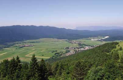 vabilo izlet na Notranjski regijski park Cerkniško polje iz Slivnice. Foto: Robert Lekše Meglice nad jezerom.