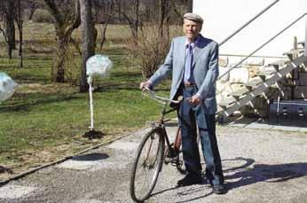jubilantje Jože Pakiž - pri 90. letih še vedno na kolesu Jože Pakiž še vedno rad kolesari. Jože Pakiž V ponedeljek, 17. januarja 2011, je Ëastitljivi 90.