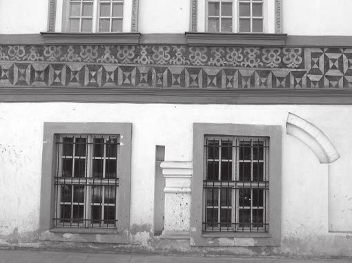 Dailė Pastatas Vilniaus gatvėje menkas sgrafito lopas praėjusio amžiaus pabaigoje atidengtas vadinamųjų Mažųjų Radvilų rūmų fasade (dabar Teatro, muzikos ir kino muziejus), miniatiūrinis, delno