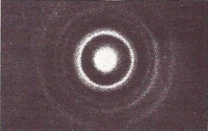 Autorski tekstovi Slika 12 Difrakciju elektrona koji su prošli kroz listić zlata (gore) usporedi s difrakcijom zraka