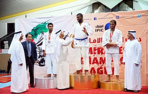 وكان النادي Gلفريقي فاز 12 ذهابا. وVضمن الفتح الرباطي بطل عام 2010 تاأهله بتعادله مع م ضيفه مواطنه املغرب الفاSسي بطل 2010 بهدف للغامبي يوSسوفا جنيي مقابل هدف ملحùسن الربجة.
