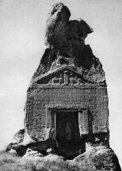 Сл. 5. Монументален споменик во карпа, Arslan Kaya (F. Naumann, Die Ikonographie der Kybele in der Phrygischen und der Griechischen Kunst, Istanbul Mitteilungen, Beihaft 28, Tübingen 1983, Taf.