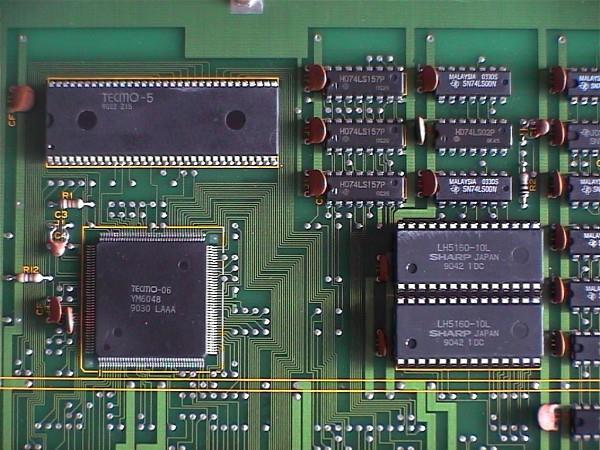 Doska plošných spojov Integrované obvody ako časti väčšieho systému doska plošného spoja integrované obvody Zlaté pásiky sú