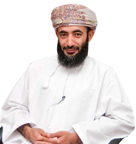 الùساعة اخلامùسة والعûشرون يùسقي Tشجرة العلم بالدرSس بعد الغرSس على الرغم من Uصغر Sسنه ولكنه يختزن الكثري من التجارب احلياتية ويختزلها يف ر ؤوية مكثفة تعتمد على الüصرب والعزم وجتاوز التحديات واملحن