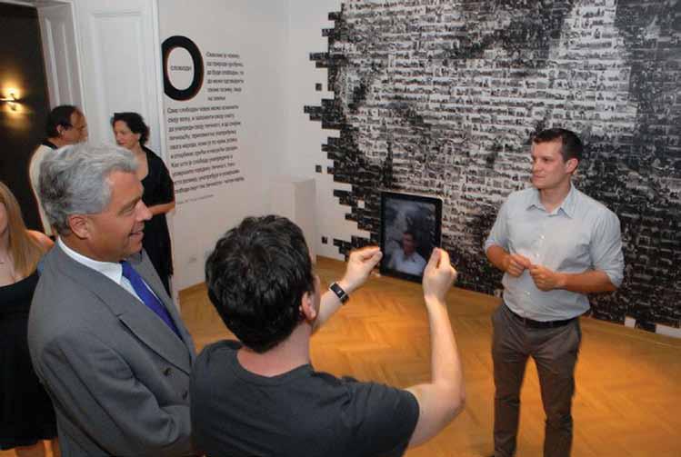 Трик је сличан фотографисању летњих туриста у чељустима ајкуле насликане на табли негде на приморју. Само што је ова ајкула виртуелна и тродимензионална и начињена слика делује готово веродостојно.