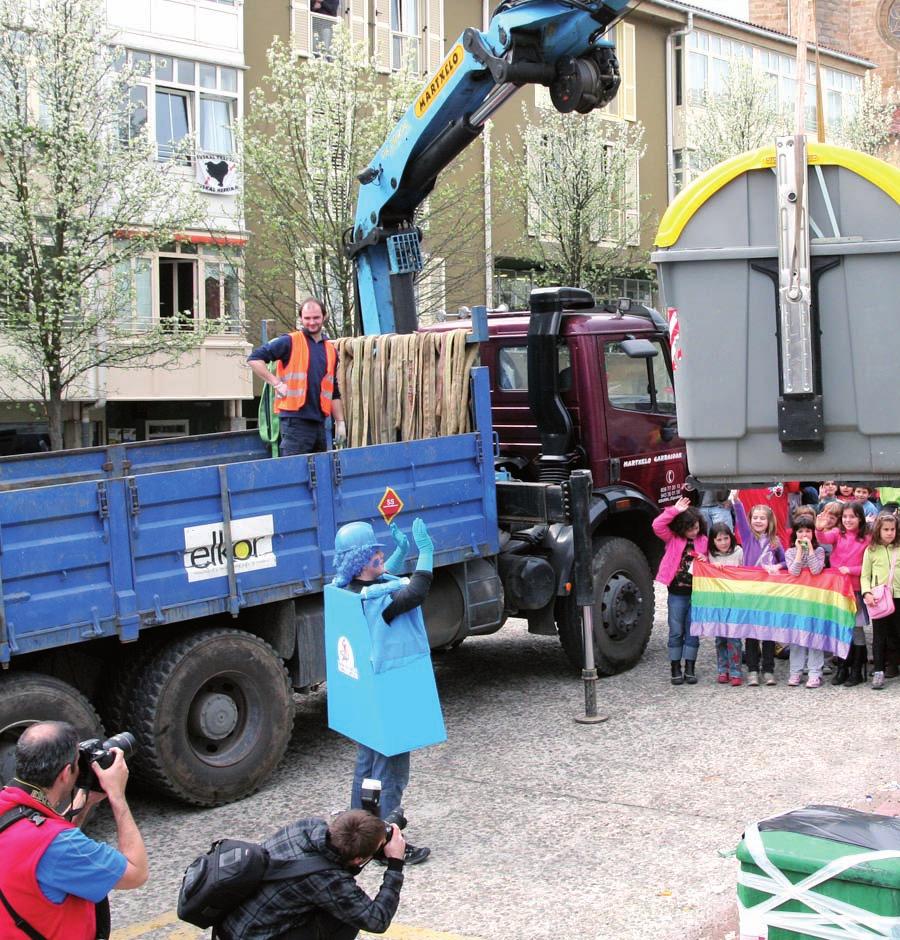 02 ASTEKO GAIA INGURUMENA > ZABORRA "Zabor-gestio sistema biak konparatu behar dira" ATEZ ATEKOA Usurbilgo atez ateko hondakin-batze sistema bailaran ezar daitekeen jakiteko ikerketa egingo du