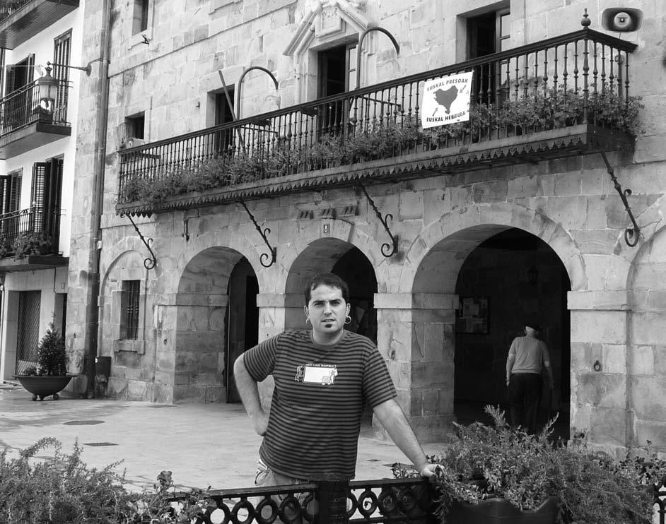 24 ANTZUOLA Pedro Iturbe > Alkatea "Aurreko agintaldiko aurreikuspen faltak Udalari eragin dio ekonomia arloan" IRATI AGIRREAZALDEGI > ANTZUOLA Udal gobernu berria osatu eta legealdia hasi zela bi