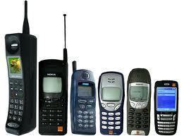 Slika 3: Prenosni telefoni [31] Druga značilnost sodobnih mobilnih telefonov pa je, da se kljub zmanjševanju velikosti telefona, zasloni izboljšujejo in postajajo vedno večji ter prikazujejo bolj