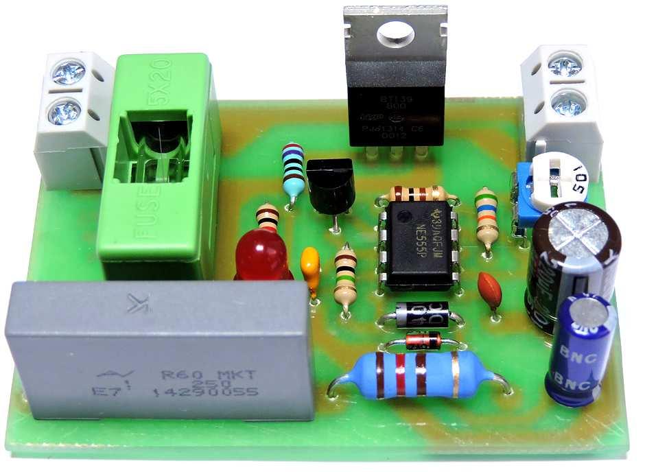 EPSICOM Ready Prototyping Coleccțți iaa Home Automaat tion EP 0143... Cuprins Prezentare Proiect Fișa de Asamblare 1. Funcționare 2 2. Schema 2 3. PCB 3 4. Lista de componente 3 4.