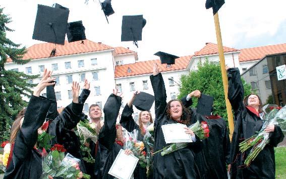 Medicina Ištekliai Medicinos studijas baigė: 24 m. 245, 25 m. 216, 26 m. 259, 27 m. 264 gydytojai. Lietuvoje 26 m. dirbo 12349, 27 m. 1249 gydytojai; Kaune 2377 ir 2396, Kauno apskrityje 2992 ir 38.