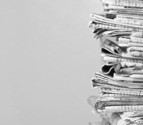 Nxënësit të shohin foton në Librin e Nxënësit. Sa gazeta ka në grumbull?