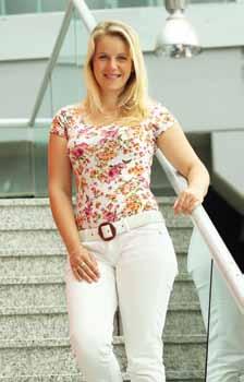 salona Mitja je zapriseženo blondinko pobarvala na še svetlejšo blond barvo