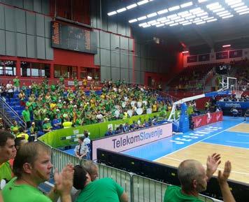 LOKALNO-AKTUALNO 31 Pravega košarkarskega vzdušja smo bili deležni tudi v Kranjski Gori, kjer so poleg navijačev bivale reprezentance, njihove spremljevalne ekipe in