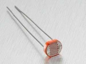 7. Vyšetrovanie fotorezistoru experimentálna úloha Na detekciu svetla sa používajú rôzne senzory. Najjednoduchším z nich je fotorezistor. Ide o polovodičovú súčiastku, väčšinou vyrobenú na báze CdS.