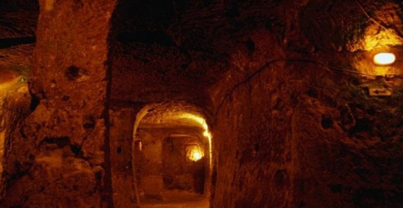 11 Zbulohet një qytet 5,000 vjeçar nëntokësorë në Turqi Zbulohet një qytet 5,000 vjeçar nëntokësorë në Turqi Ndërtuesit në Turqi kanë gjetur rastësisht një nga qytetet më të mëdha dhe më komplekse