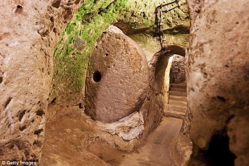 i madh nëntokësor në Cappadocia, e përbërë nga 3,5 milje (7km) të tuneleve, varreve dhe pikturave,