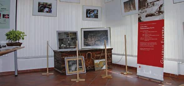 Marjan Jerele skupaj s predstavnikoma javnega podjetja Elektroprivreda. Razstava fotografij ob 60-letnici HE Savica tudi v Bohinju Brigita Eling B 31.