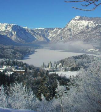Bohinj - Ukanc Hribi V naselju Ukanc, tik ob jezeru, sta na voljo dve poëitniški hišici.