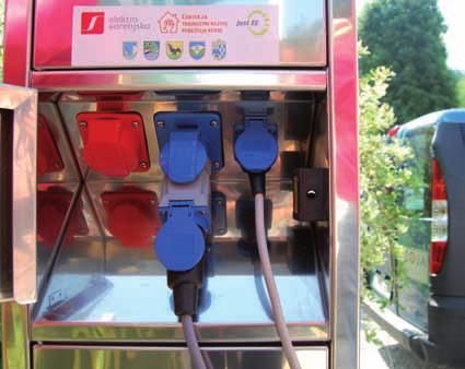 3 / Vse polnilne postaje na trasi imajo polnilni stebriëek z eno trifazno vtiënico za veëje