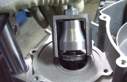 Remove the extractor including the static part of the integral seal. PLACEMENT OF THE INTEGRAL SEAL.