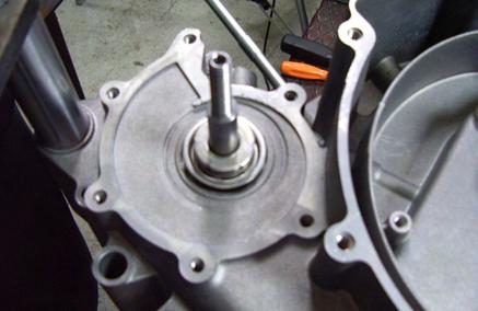 Position the integral seal on the shaft. Mount the tie rod, screwing it on to the fan shaft.