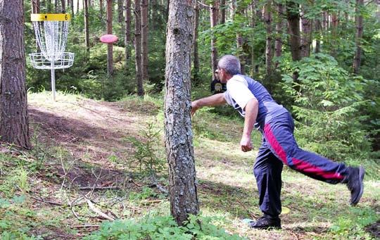 6 KONGUTA VALLA TEATAJA RAHVAMAJAST SPORDIPISIK NIMEGA DISC-GOLF NAKATAB EESTLASI Tulemused: Üldarvestuse esikolmik Mehed I koht Oliver Endla 104-4 II koht Ivo Aamer 107-1 II koht Sander Lember 109
