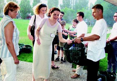 Usto domiπljati organizatori su im u koπarama za piknik koje su pri dolasku uruëivali nogometaπi Slaven Belupa uz jelo i piêe poklonili i prostirke koje su ubrzo prekrile travnjak uz BoÊarski dom u