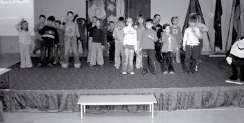 15, pa so si v Kulturnem centru Janeza Trdine ogledali mladinsko dramsko predstavo Jasena Boke Gledališka ura v izvedbi Mestnega gledališča ljubljanskega.